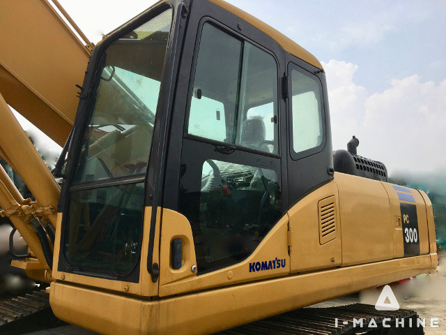 KOMATSU PC300-7