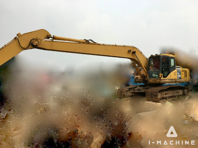 KOMATSU PC200LC-7