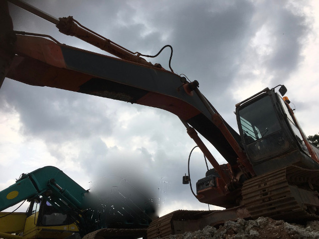 HITACHI ZX230LC