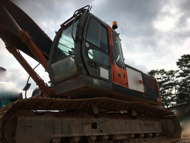 HITACHI ZX230LC