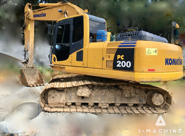 KOMATSU PC200-8