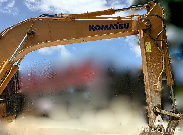 KOMATSU PC200-8