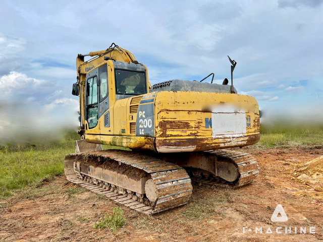 KOMATSU PC200-8