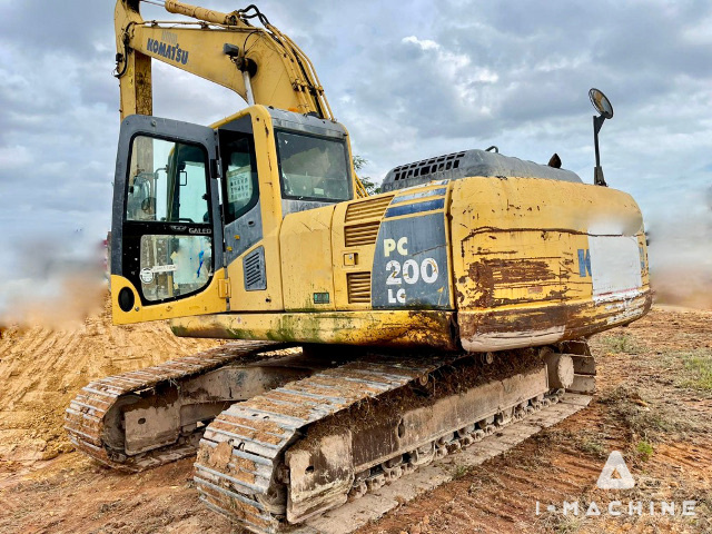 KOMATSU PC200-8