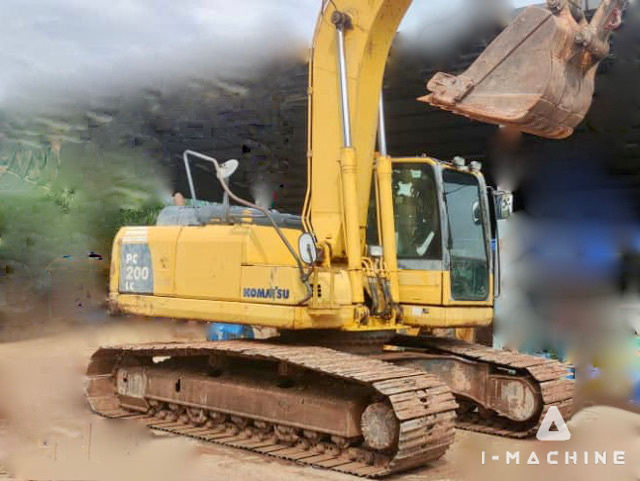 KOMATSU PC200-8