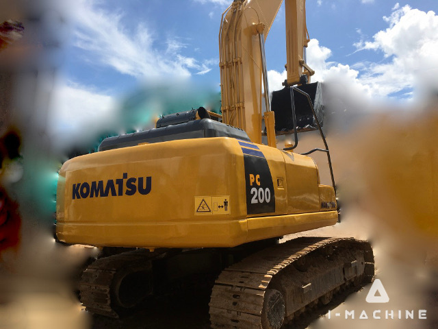 KOMATSU PC200-8