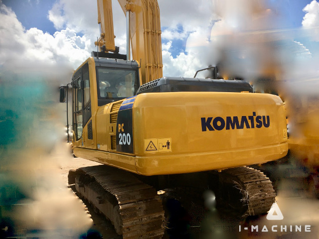 KOMATSU PC200-8