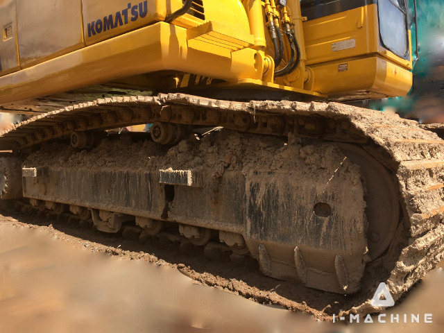 KOMATSU PC200-8