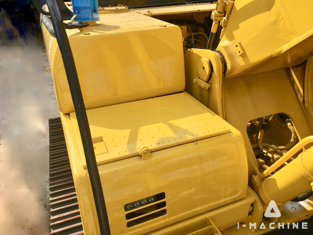 KOMATSU PC200-8