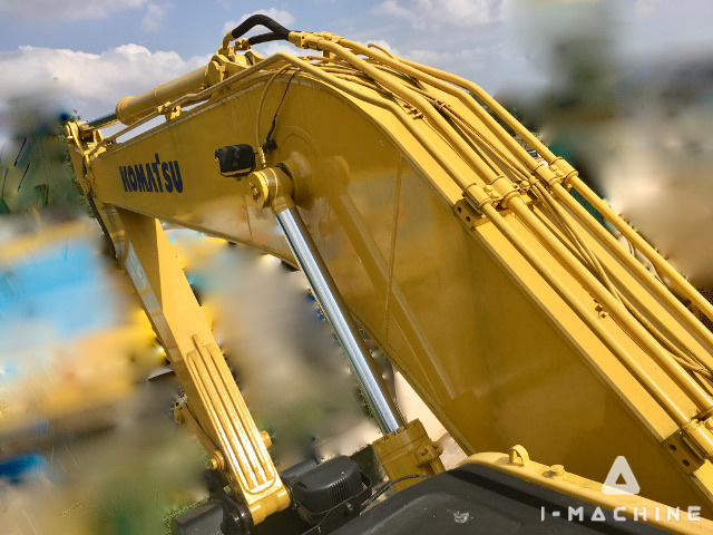 KOMATSU PC200-8