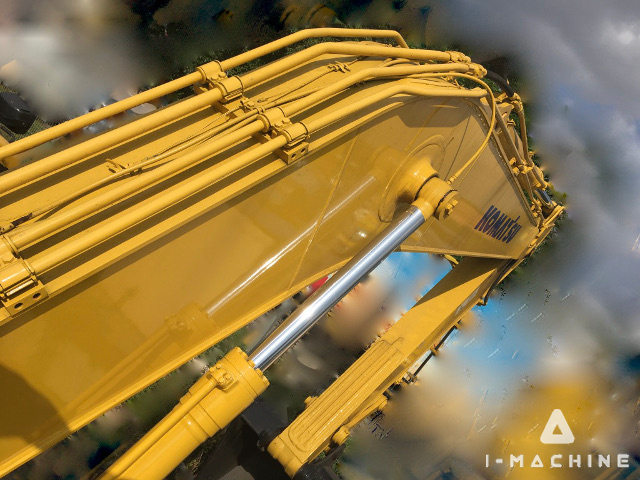 KOMATSU PC200-8