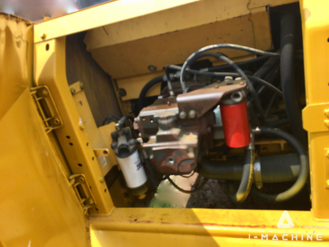 KOMATSU PC200-8