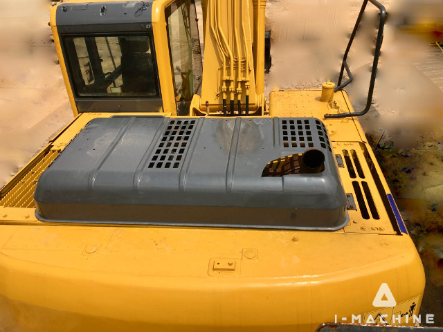 KOMATSU PC200-8