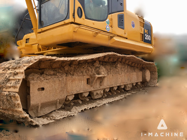 KOMATSU PC200-8