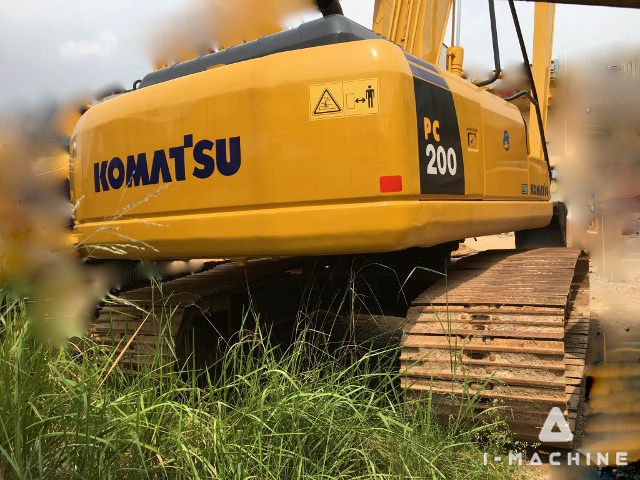 KOMATSU PC200-8