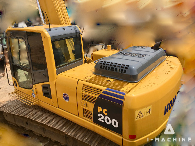 KOMATSU PC200-8