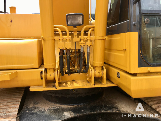 KOMATSU PC200-8