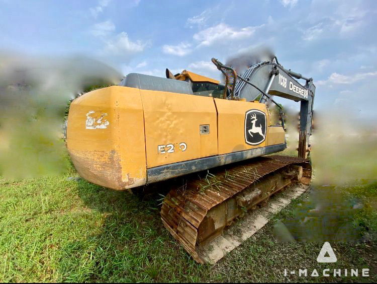JOHN DEERE E210