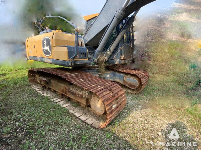 JOHN DEERE E210
