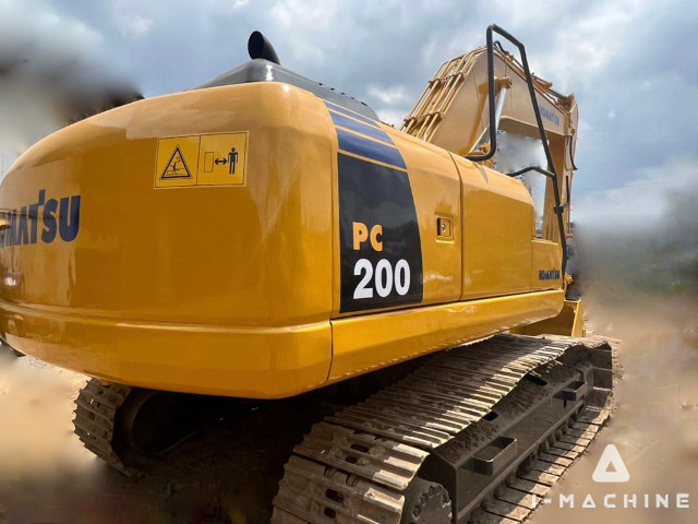 KOMATSU PC200-8