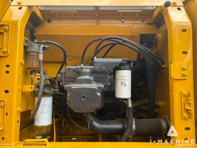 KOMATSU PC200-8