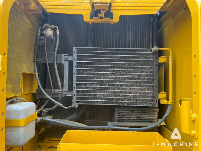 KOMATSU PC200-8