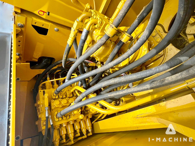 KOMATSU PC200-8