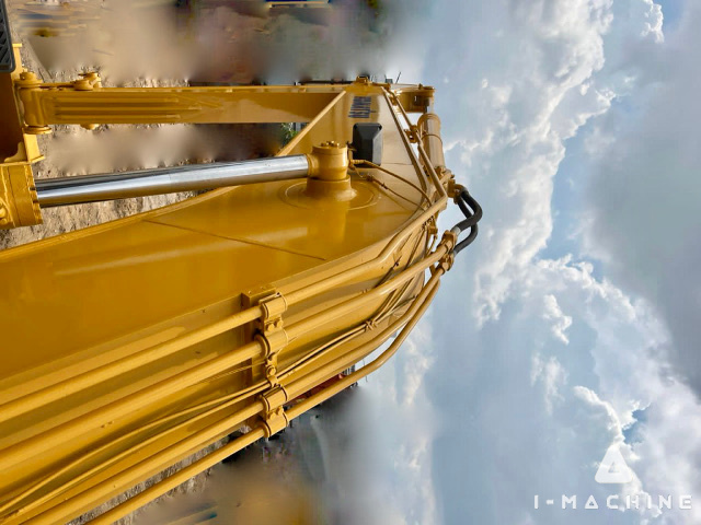 KOMATSU PC200-8