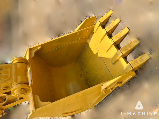KOMATSU PC200-8