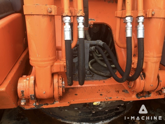 HITACHI ZX200LC