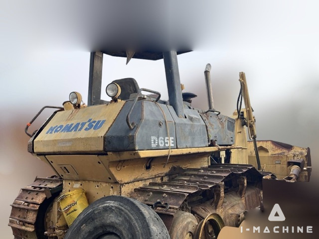 KOMATSU D65E