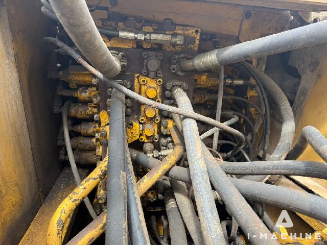 KOMATSU PC200-8