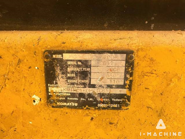 KOMATSU PC200-8