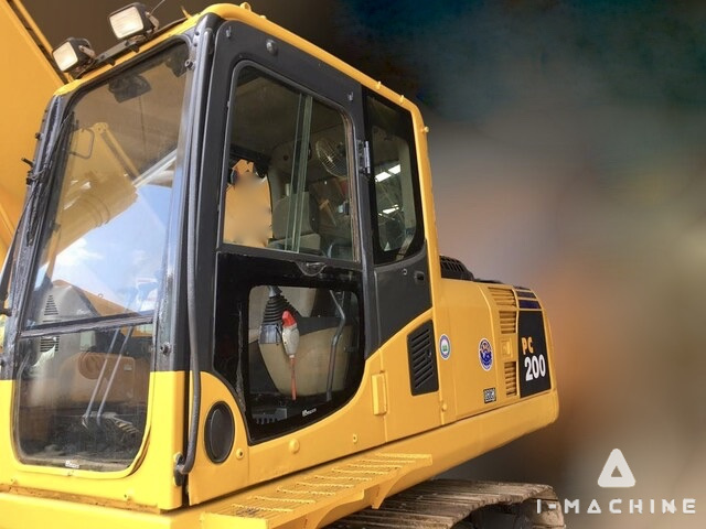 KOMATSU PC200-8
