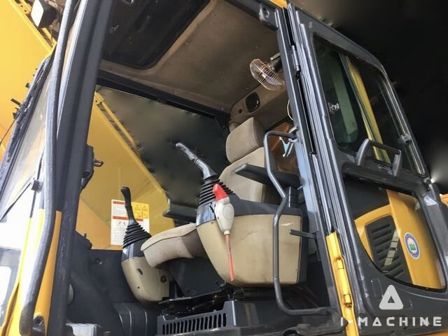 KOMATSU PC200-8