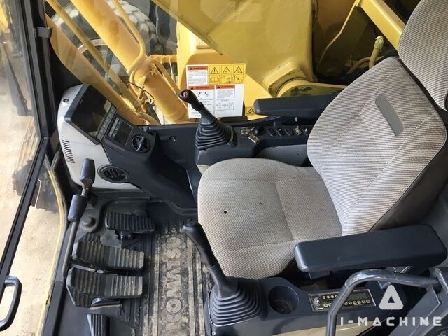 KOMATSU PC200-8