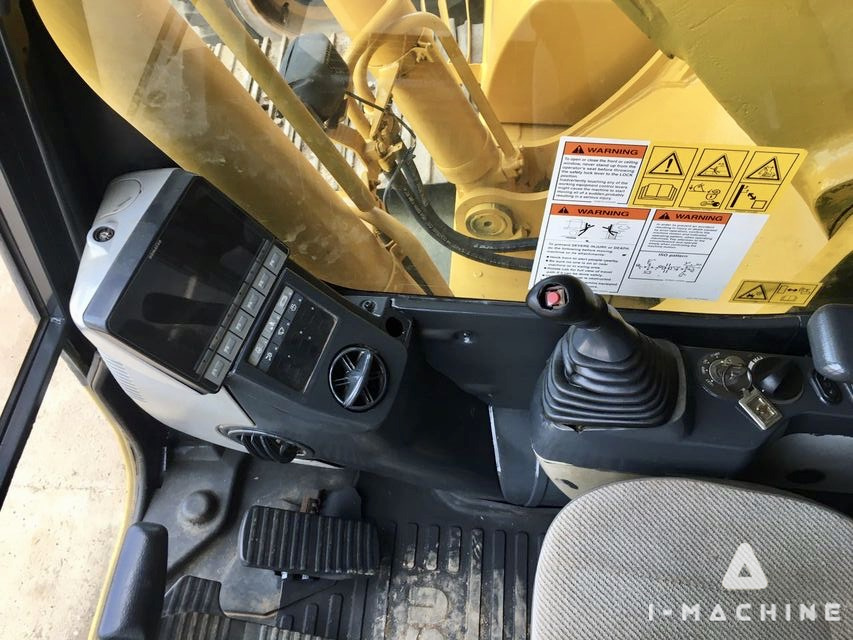 KOMATSU PC200-8