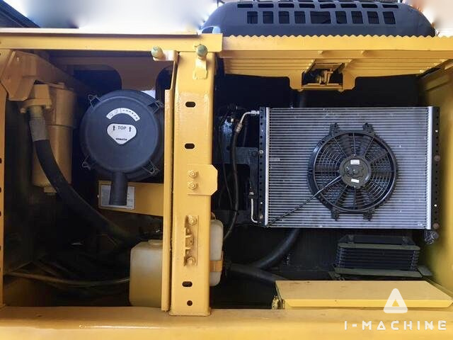 KOMATSU PC200-8