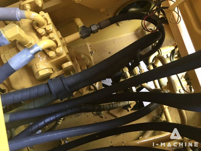 KOMATSU PC200-8