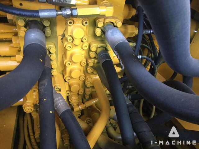 KOMATSU PC200-8