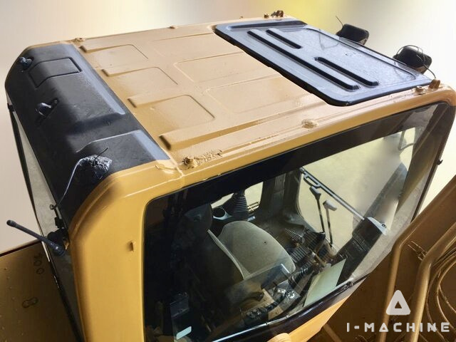 KOMATSU PC200-8