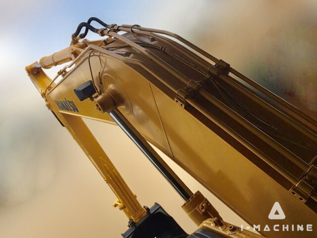 KOMATSU PC200-8