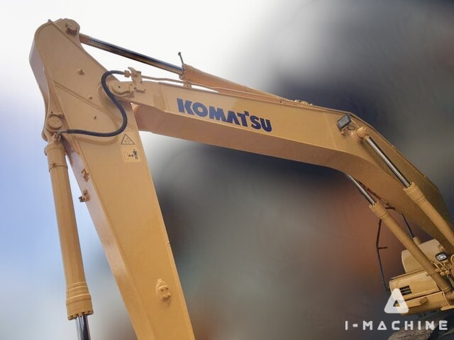 KOMATSU PC200-8