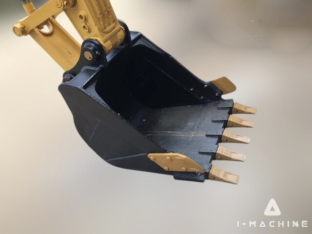KOMATSU PC200-8