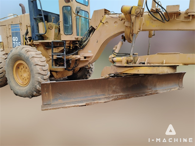 KOMATSU GD705-4